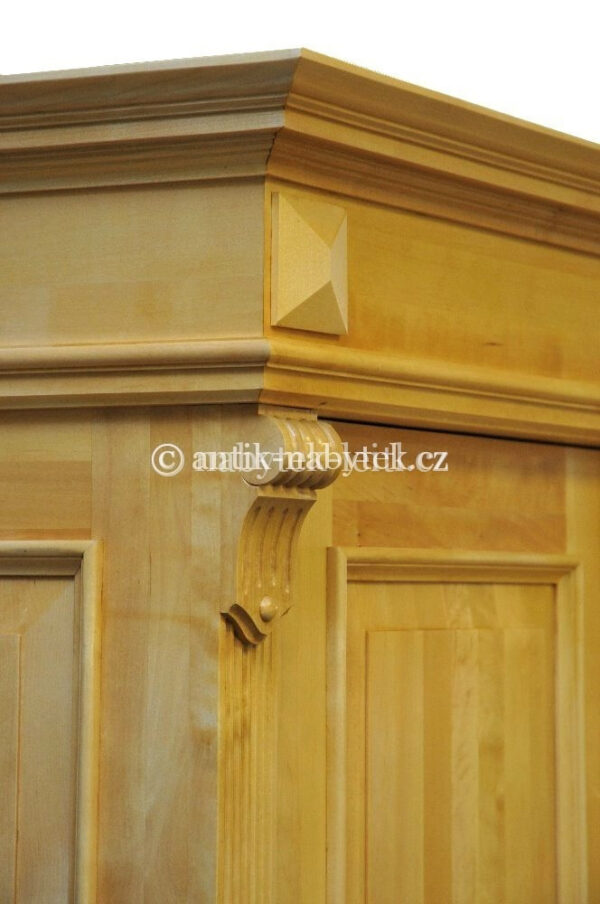 Šatní skříň - detail řezby
